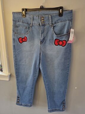 Hello Kitty Womens Capris High Rise Embroidered Sz 17 Hot Topic Sanrio Y2K  NWT